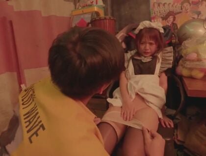 Bạn đồng nghiệp của anh ấy bị bắt gặp ân ái với cô gái mà anh ấy đang cùng ngủ.