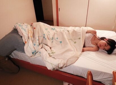 Cháu gái dậy thì, chú nghịch ngợm thấy hàng hờ liền rủ phè