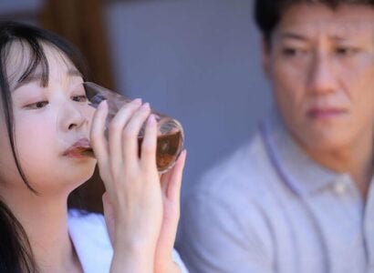 Anh ta uống thuốc kích dục để làm tình với em gái thỏa mãn