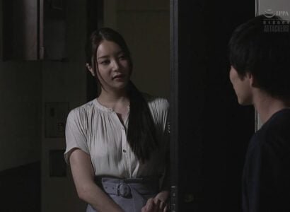 Gái xinh hàng xóm thích thủ dâm rên ức ịch, lỡ sang cửa để bị chịch