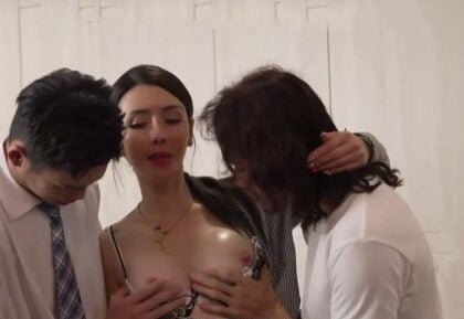 Mẹ ngực bự của hai cậu con trai dâm đãng.