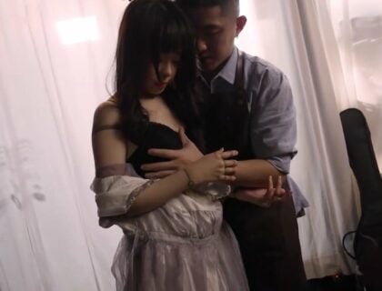 Nữa đêm, cô gái gợi cảm mời anh hàng xóm khám phá những điều bí ẩn